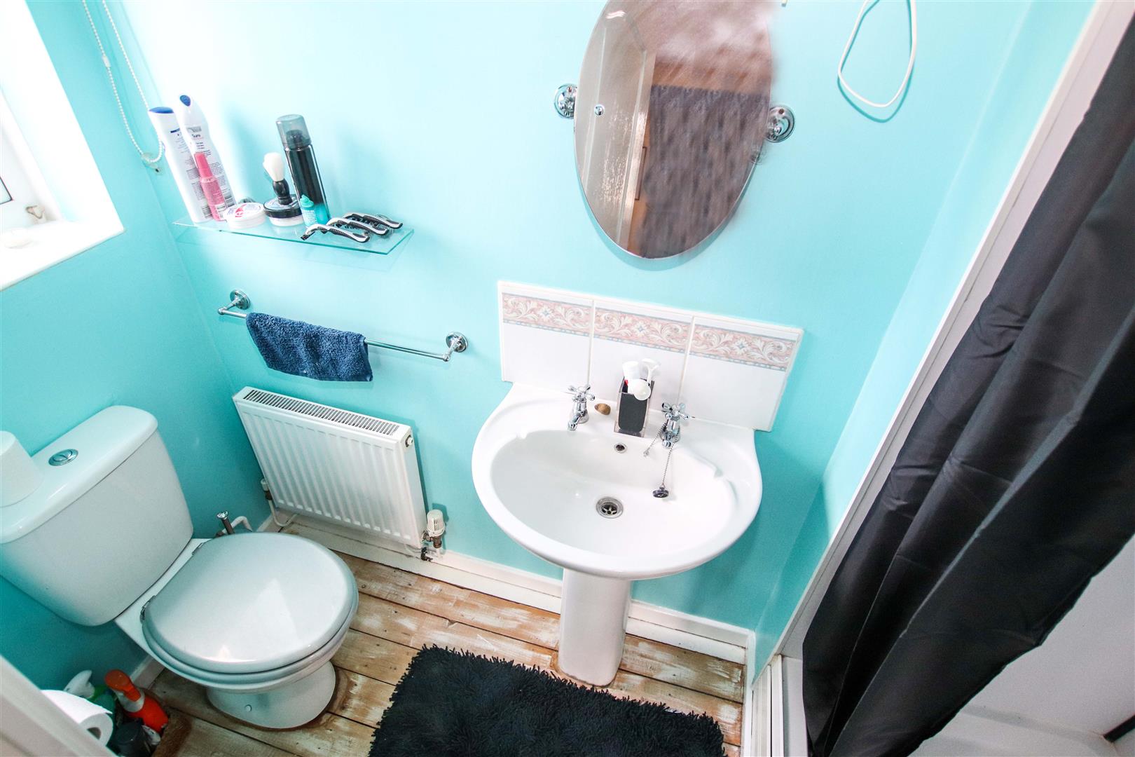 EN-SUITE SHOWER ROOM